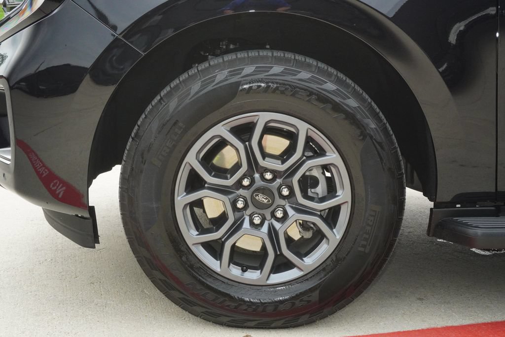 Used 2025 Ford Expedition Max Active AWD/4WD image 10