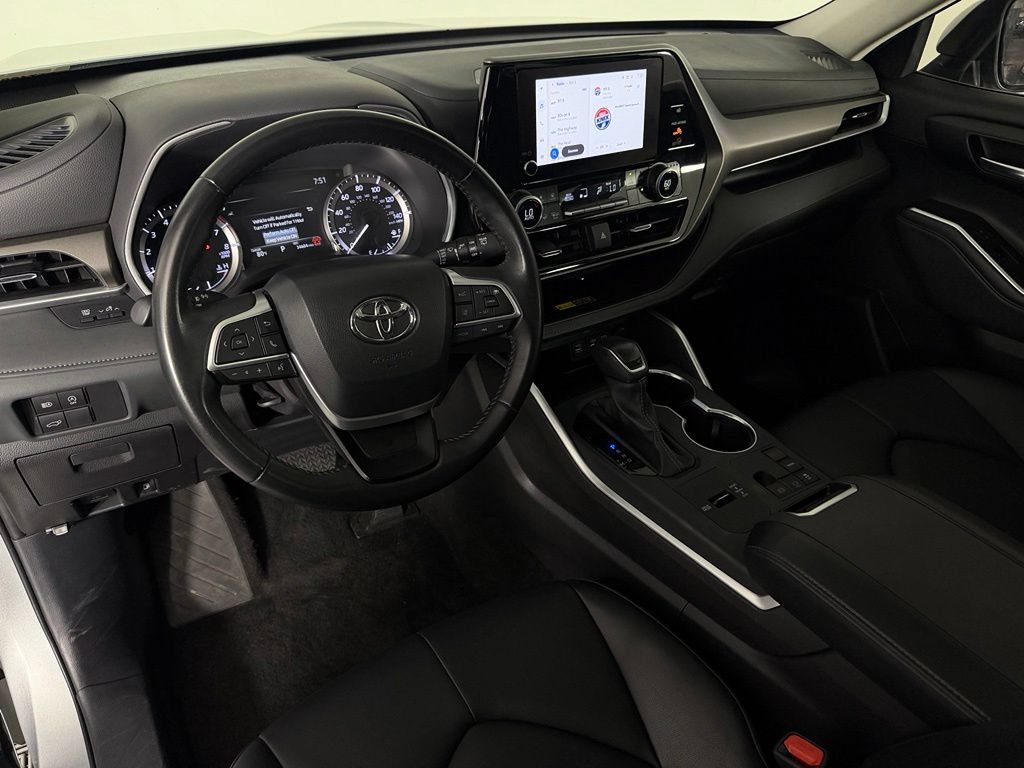 Used 2025 Toyota Highlander XLE FWD image 11