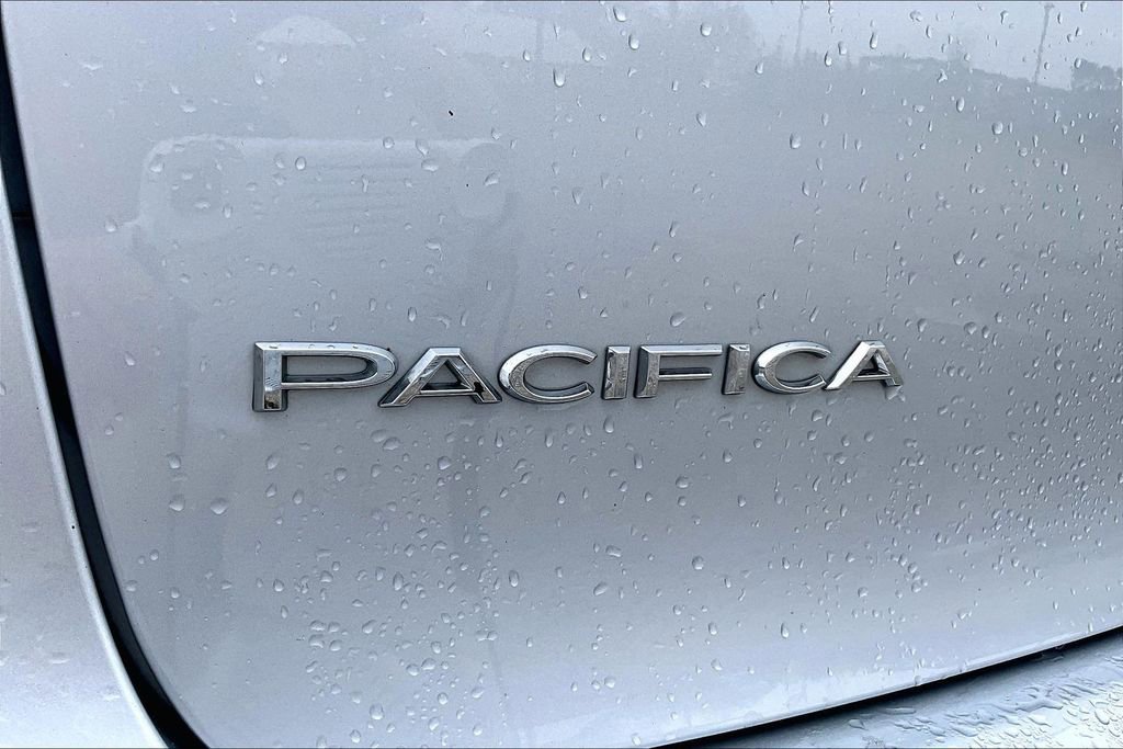 Used 2024 Chrysler Pacifica Touring-L image 24