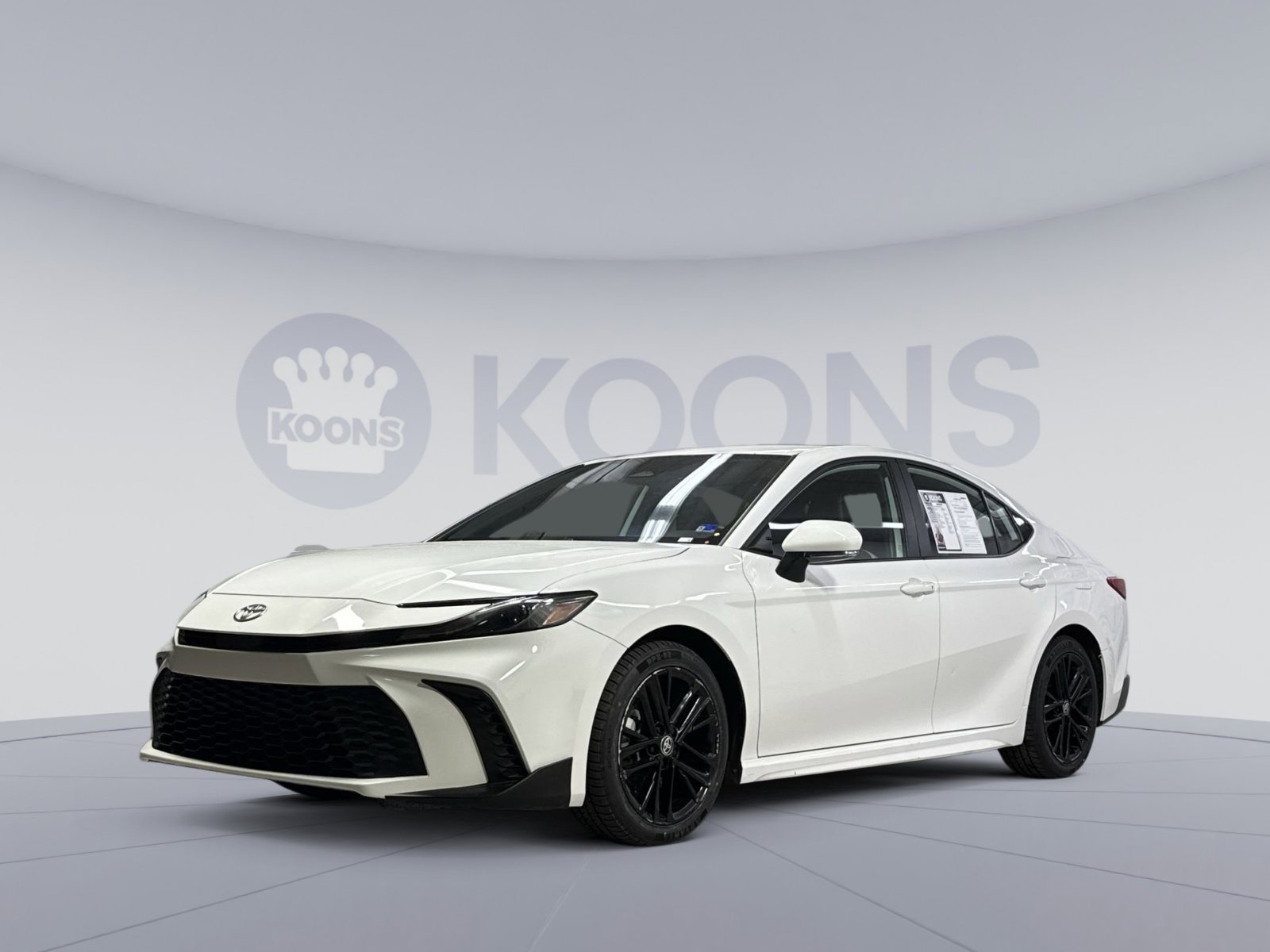 Used 2025 Toyota Camry SE FWD image 1