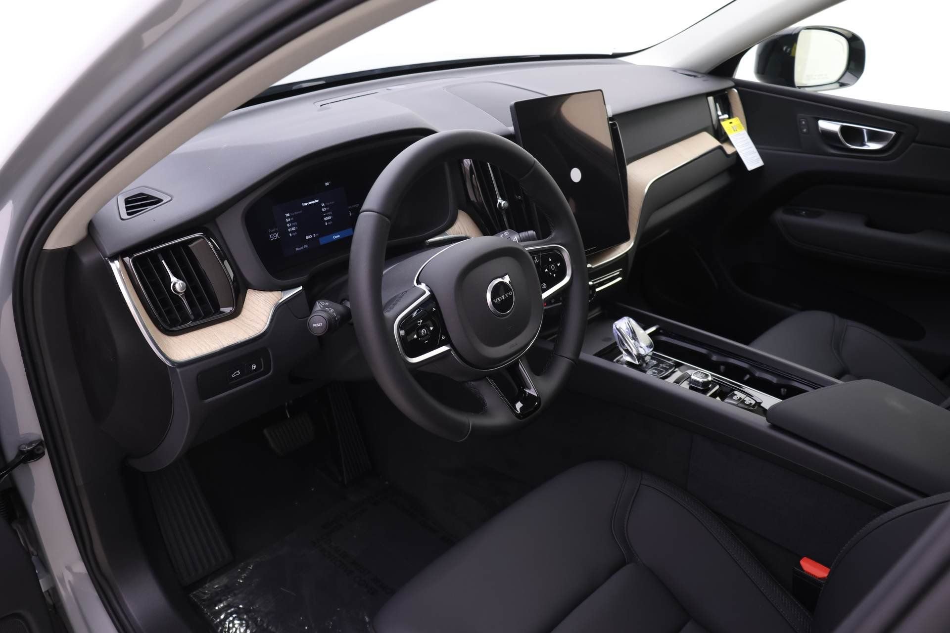 New 2026 Volvo XC60 T8 Plus w/ Protection Package Premier image 6