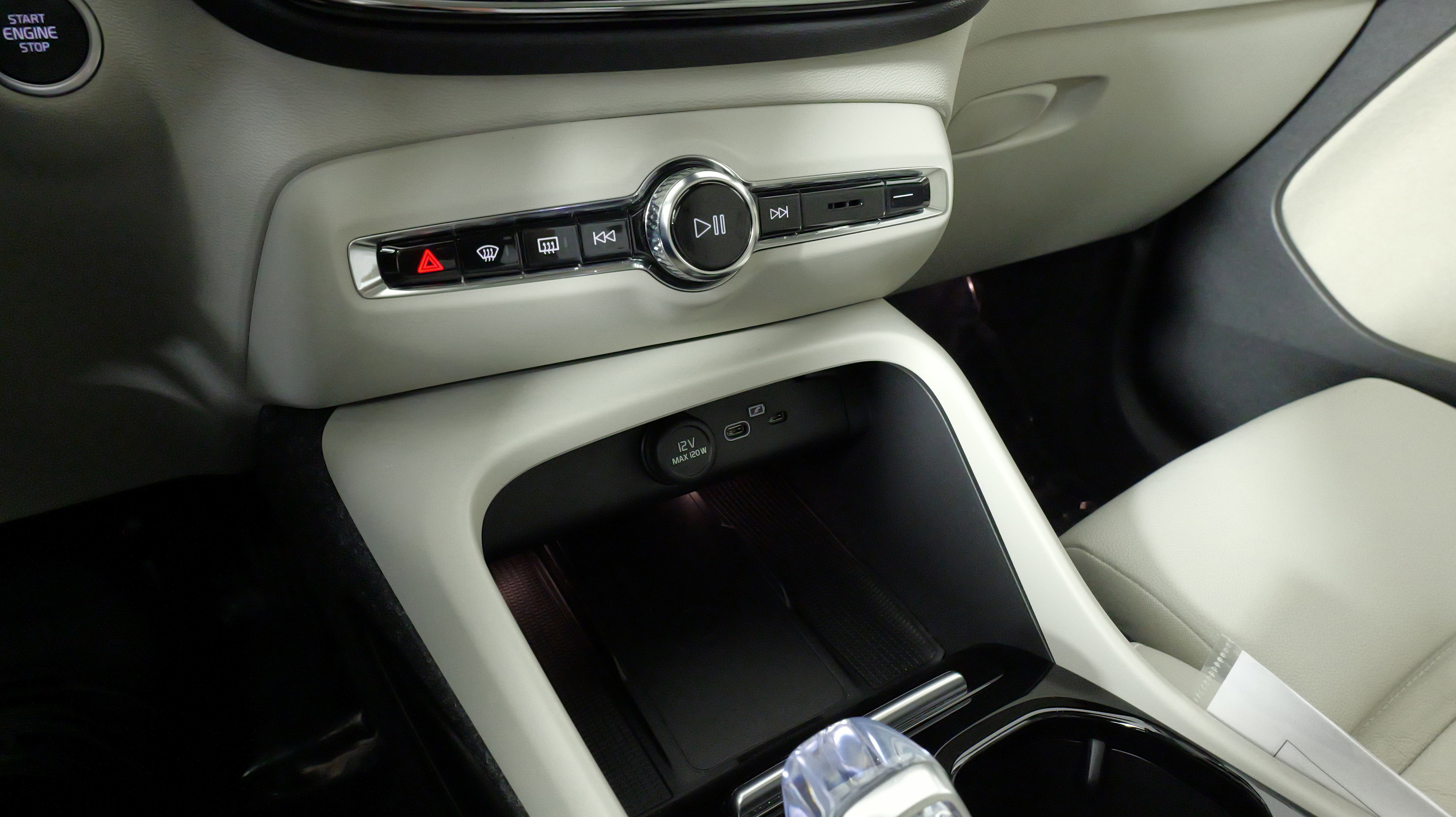 Used 2024 Volvo XC40 B5 Plus w/ Climate Package image 58