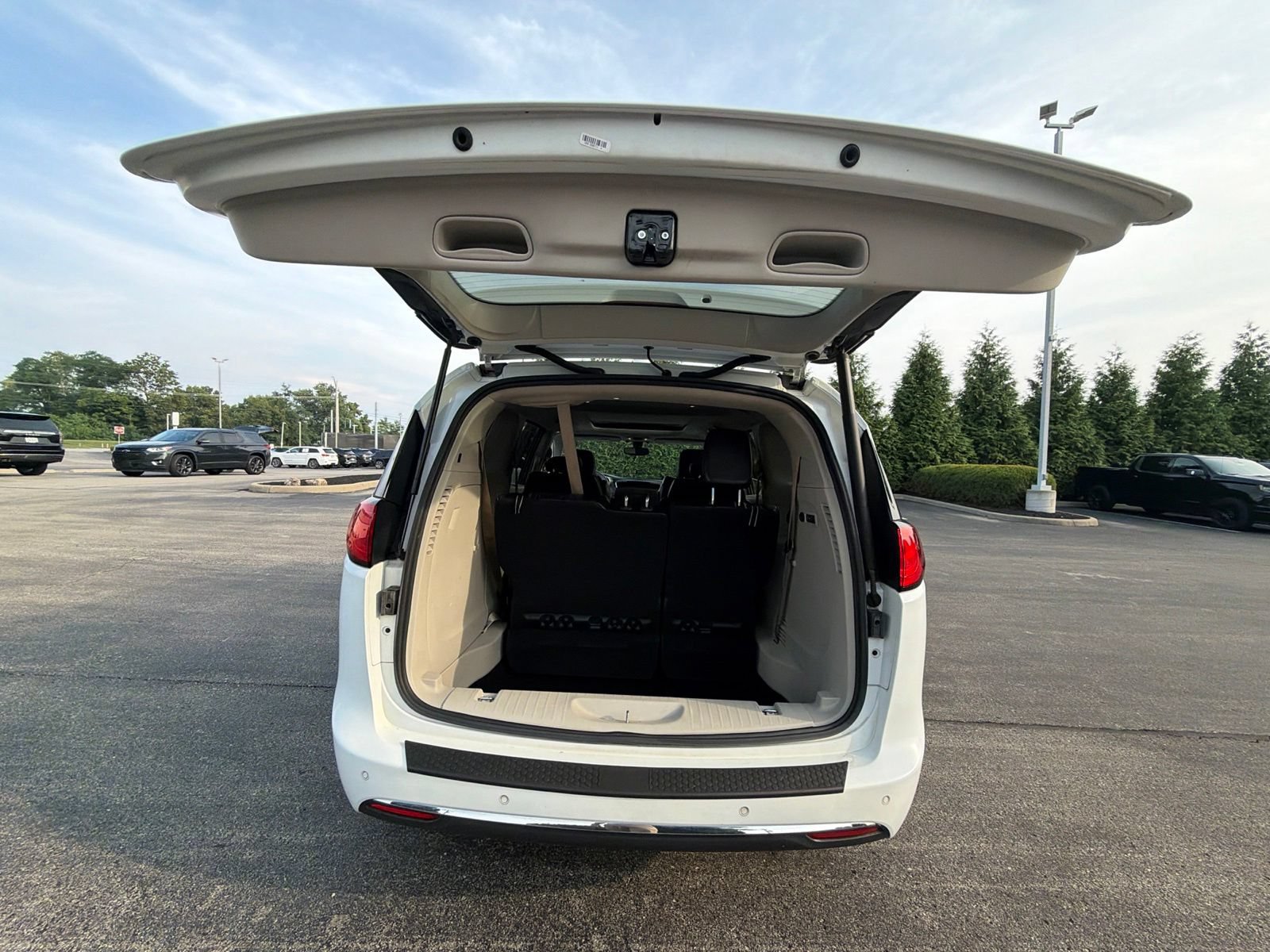 Used 2018 Chrysler Pacifica Limited FWD image 23