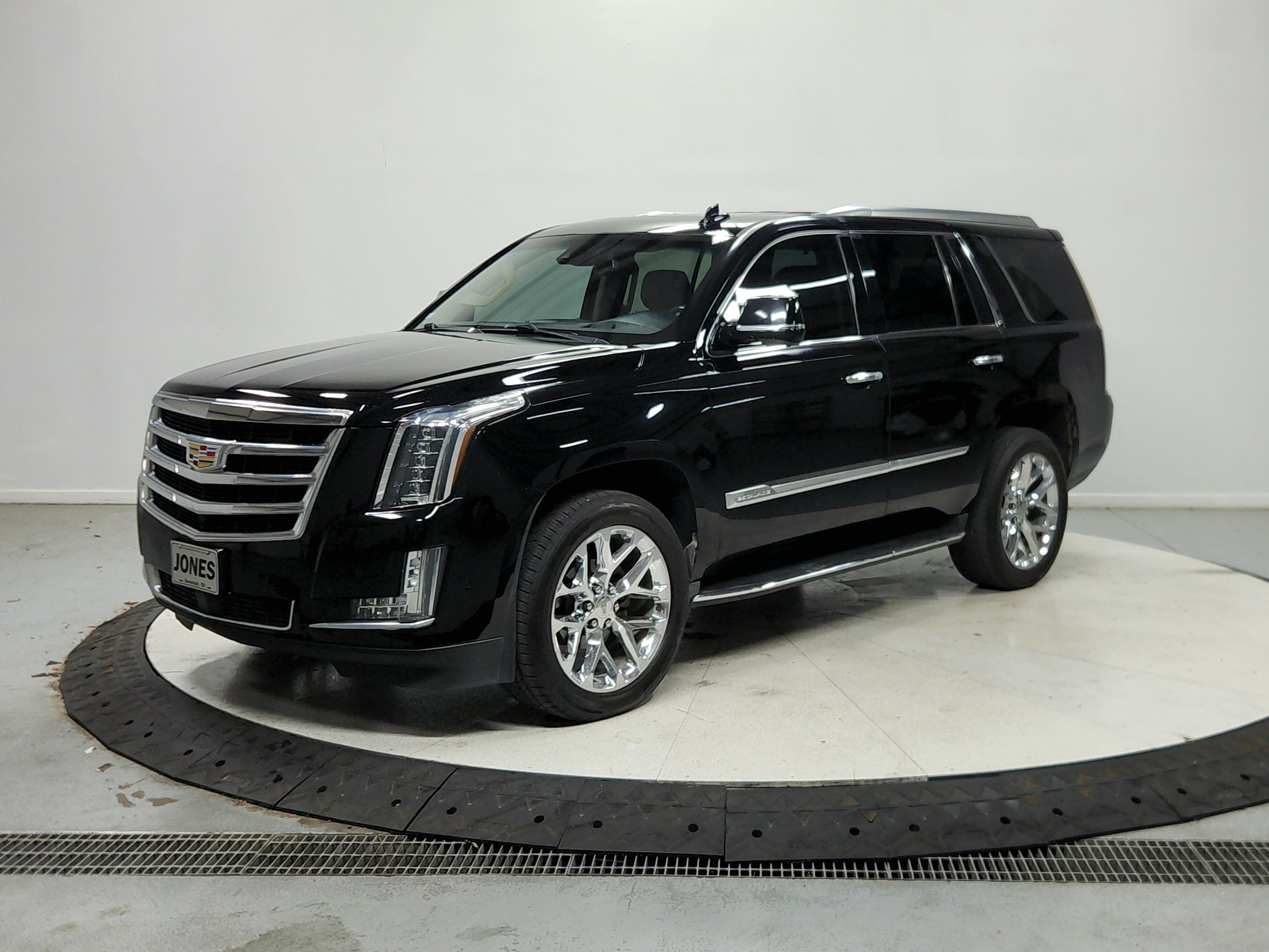 Used 2017 Cadillac Escalade Premium Luxury AWD/4WD image 4
