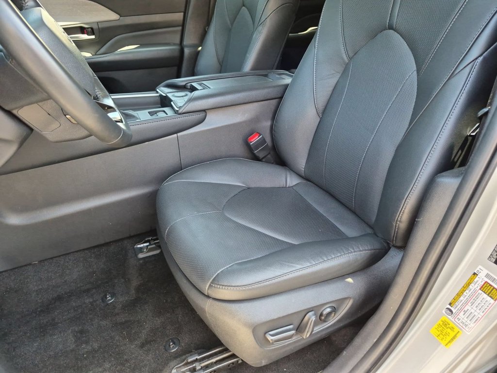 Used 2024 Toyota Grand Highlander AWD image 11