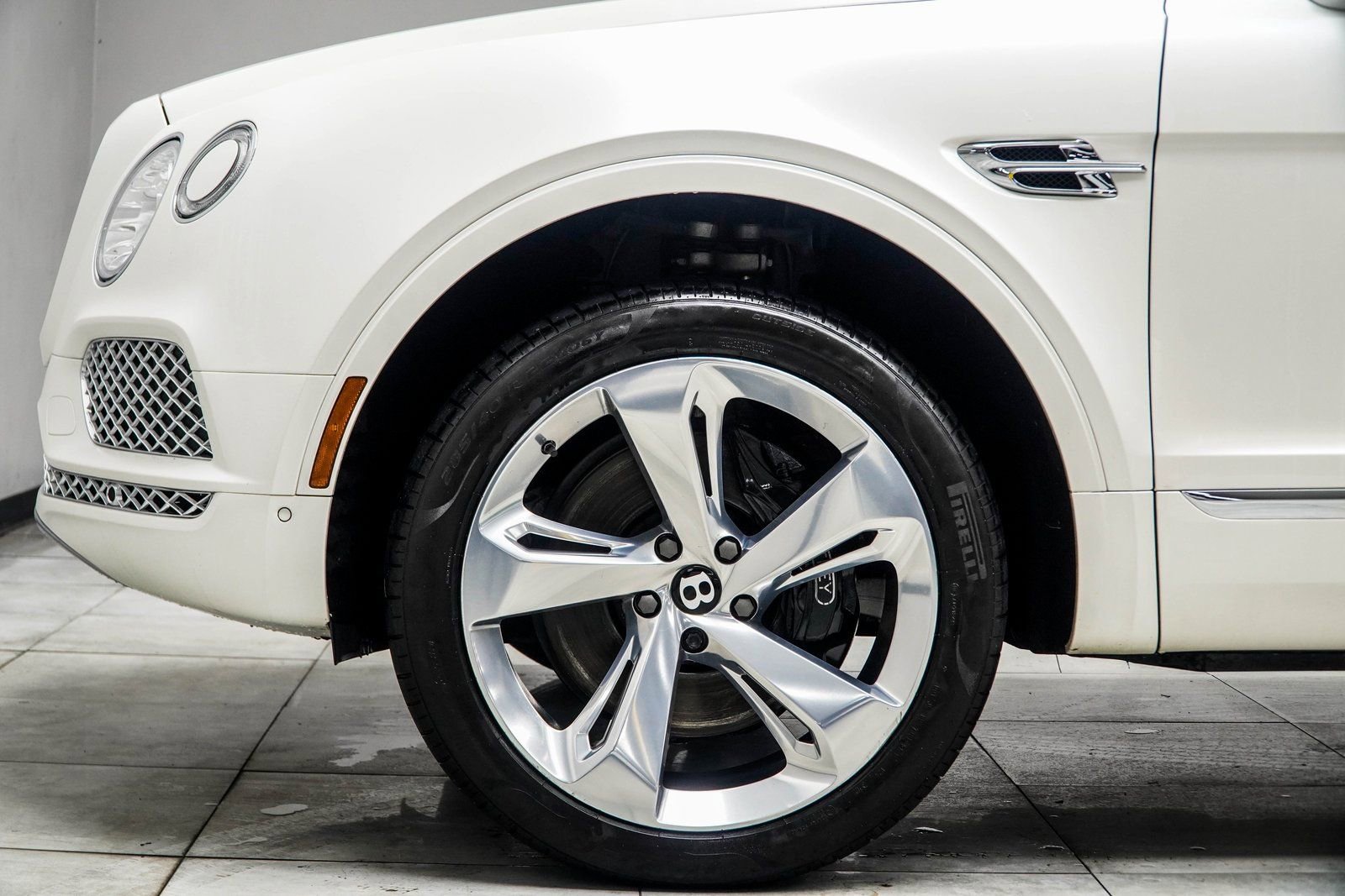 Used 2017 Bentley Bentayga image 16