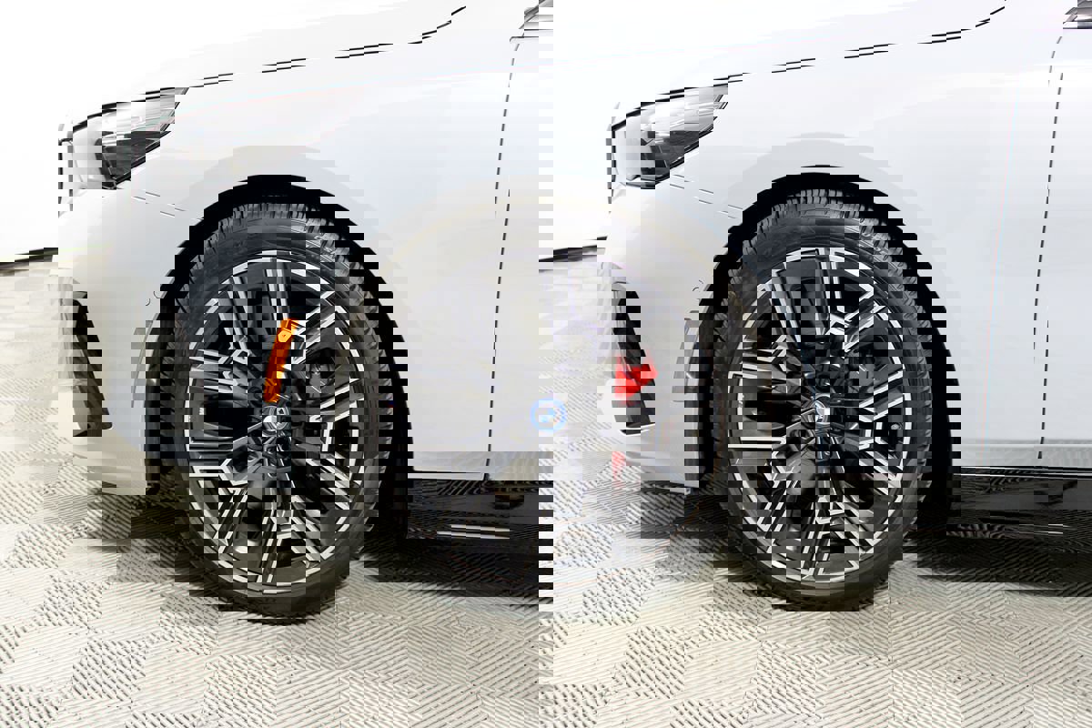 Used 2025 BMW i5 eDrive40i w/ M Sport Package image 4