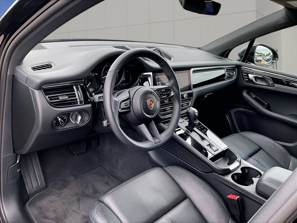 Certified 2025 Porsche Macan AWD/4WD image 4