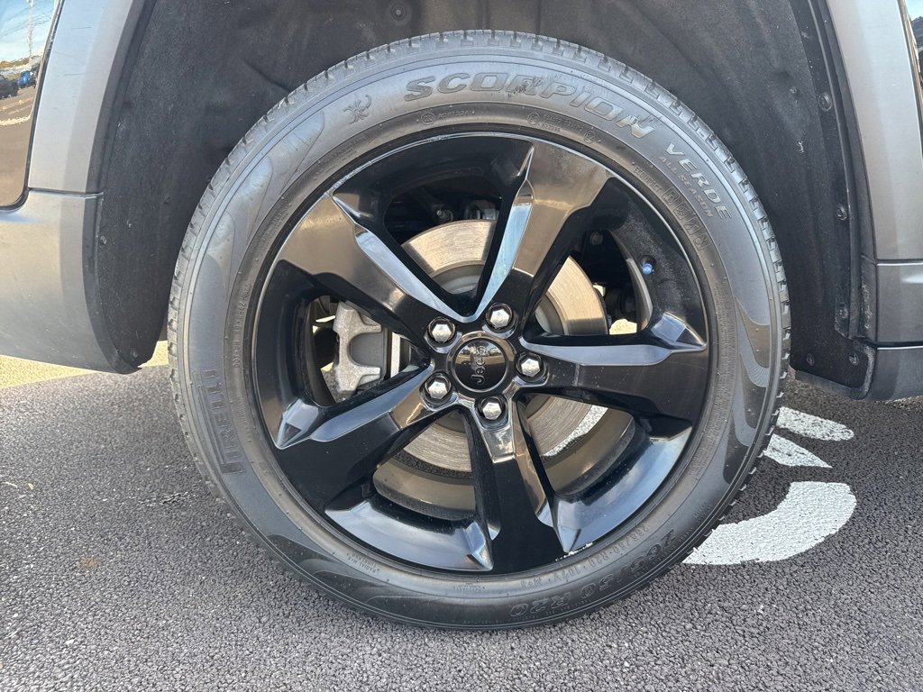 Used 2023 Jeep Grand Cherokee L Limited w/ Black Appearance Package image 11