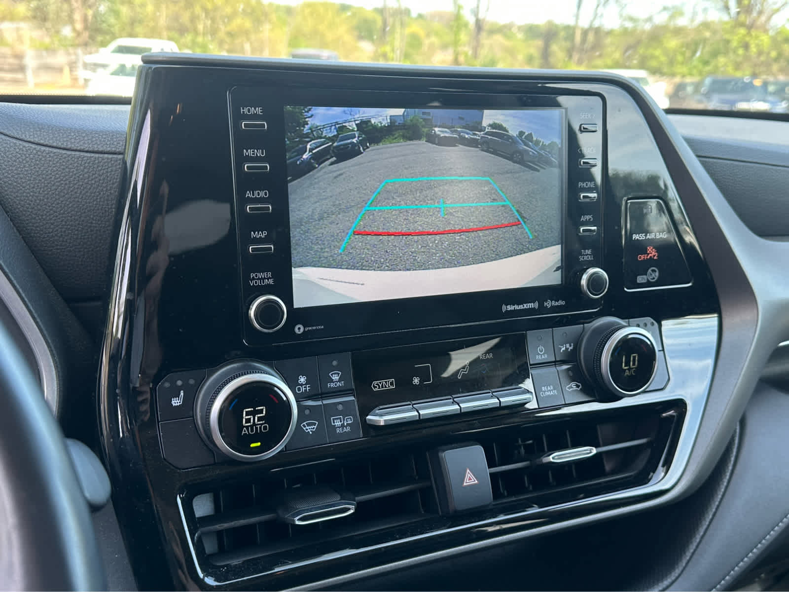 Used 2020 Toyota Highlander XLE AWD/4WD image 16