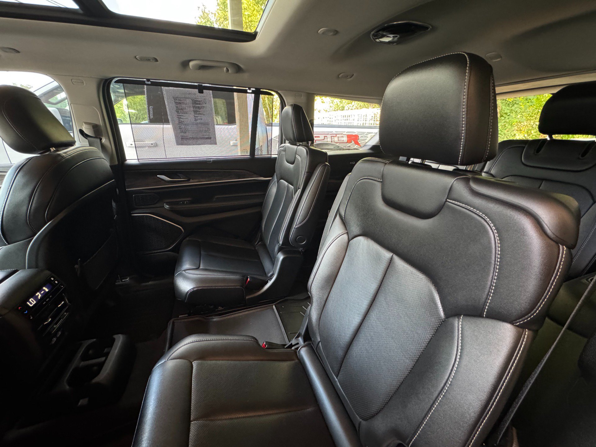 Used 2022 Jeep Grand Cherokee L Limited w/ Luxury Tech Group II AWD/4WD image 45