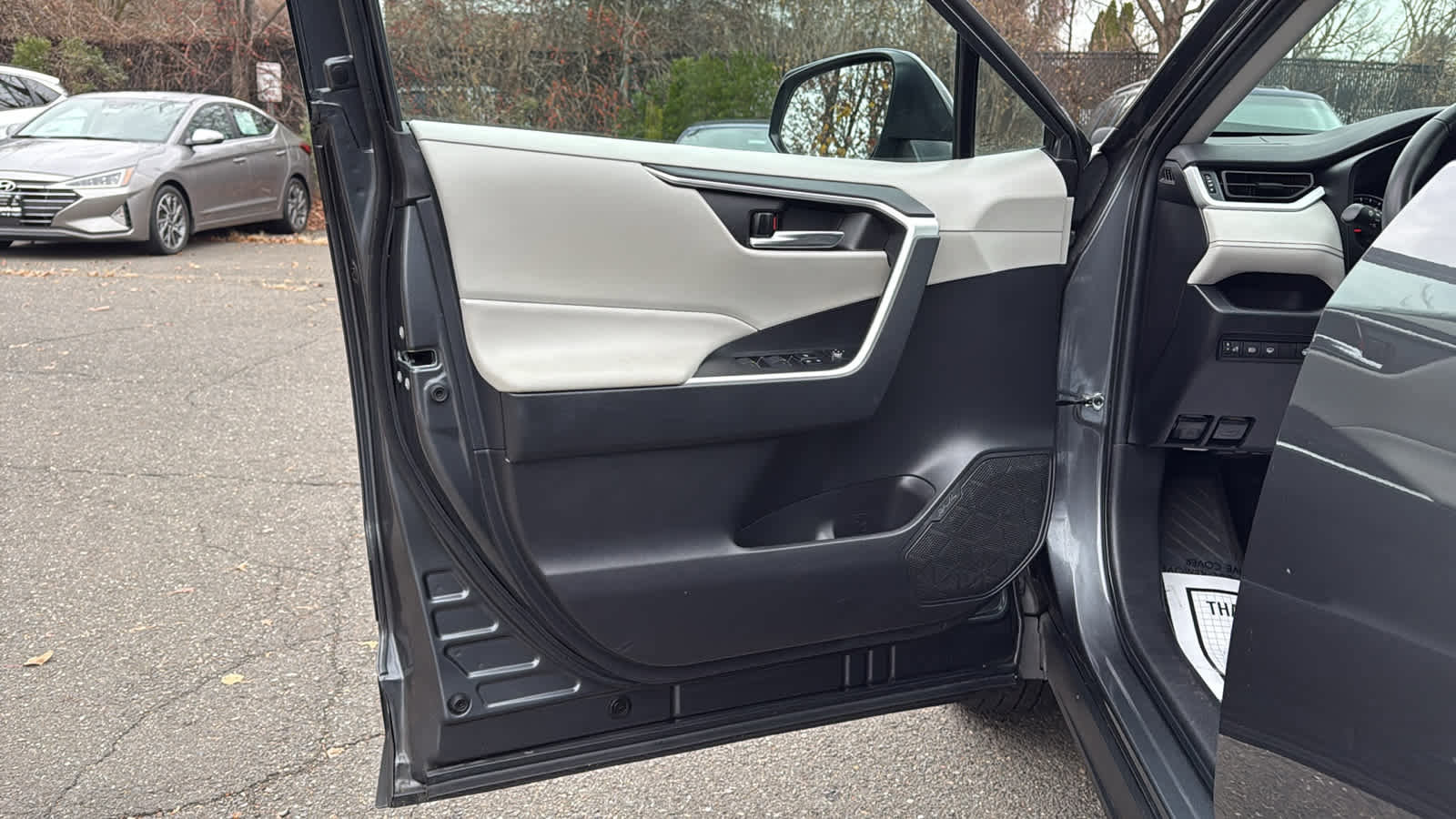 Used 2022 Toyota RAV4 XLE image 11