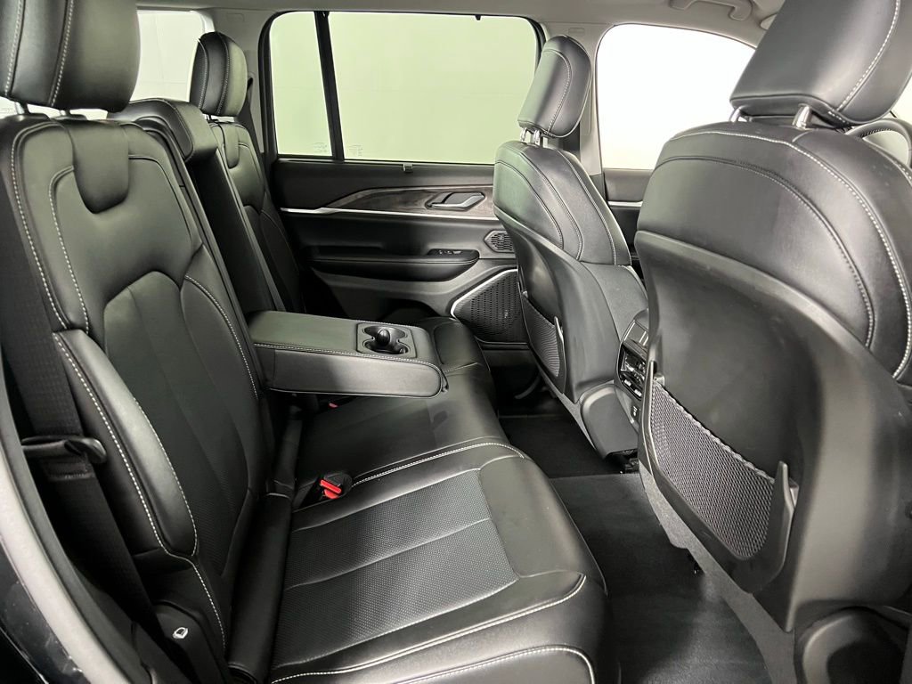 Used 2023 Jeep Grand Cherokee Limited w/ Luxury Tech Group II image 32