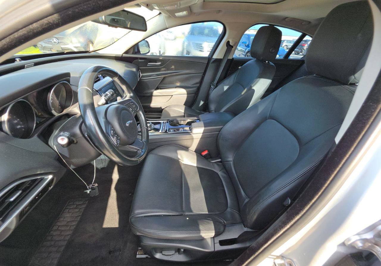 Used 2017 Jaguar XE Premium RWD image 10