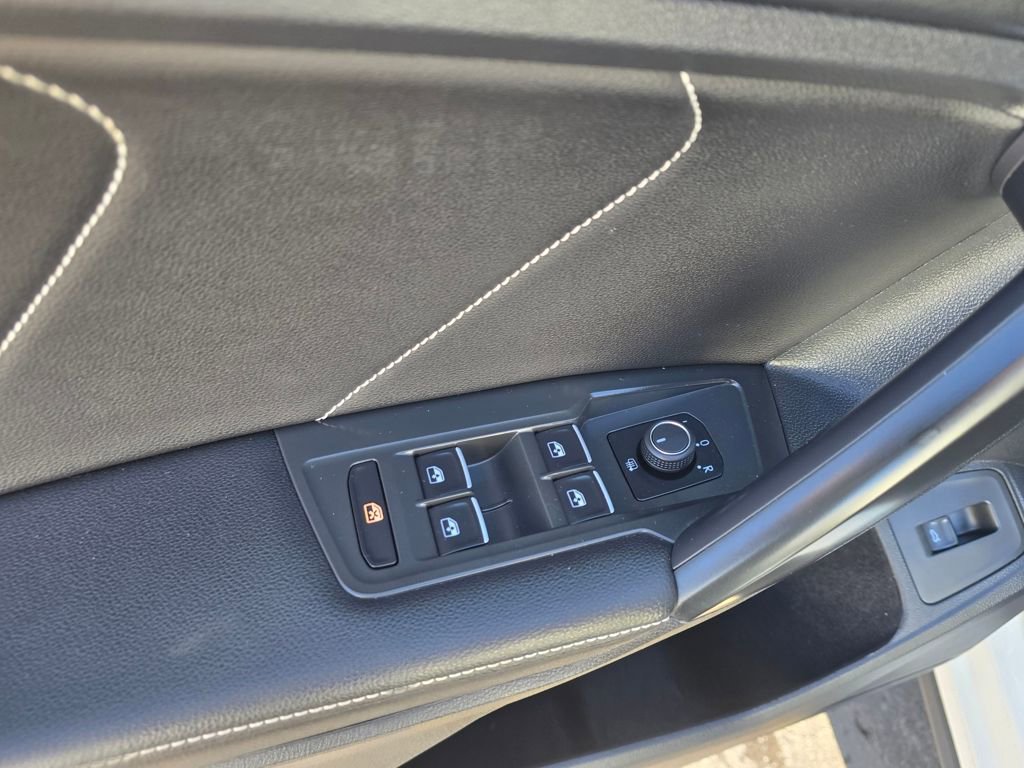 Used 2024 Volkswagen Tiguan SE AWD/4WD image 16