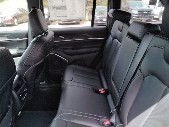 New 2026 Jeep Grand Cherokee Limited w/ Luxury Tech Group II AWD/4WD image 8