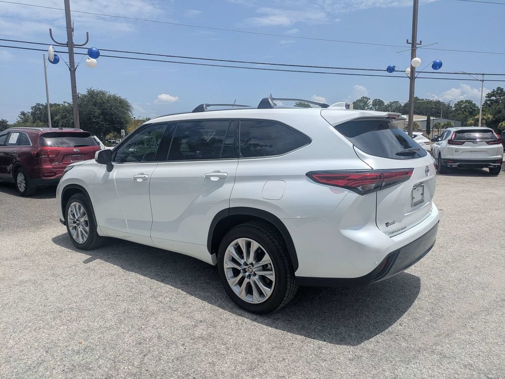 Used 2022 Toyota Highlander Limited FWD image 4