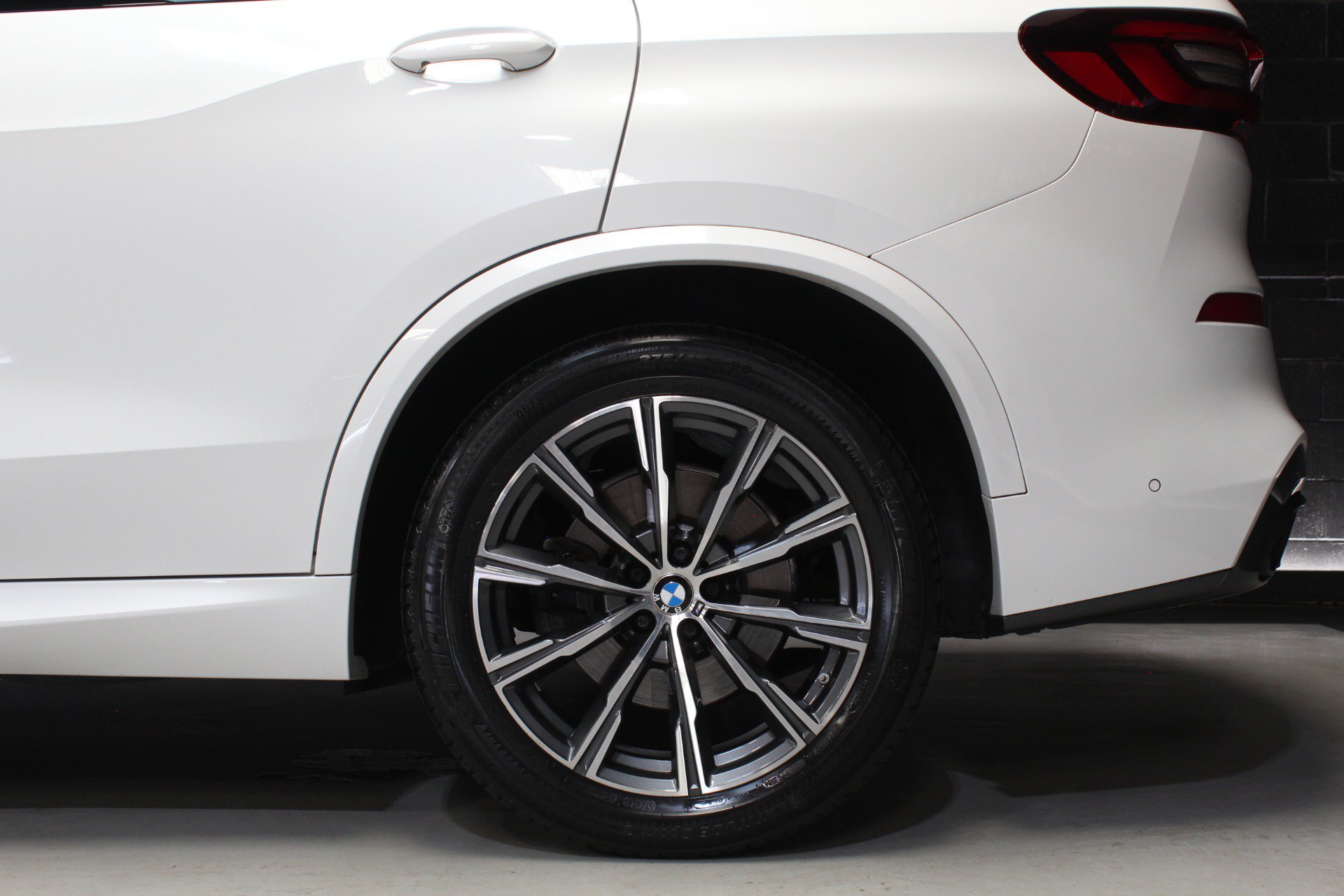 Used 2021 BMW X5 xDrive40i w/ M Sport Package AWD/4WD image 5
