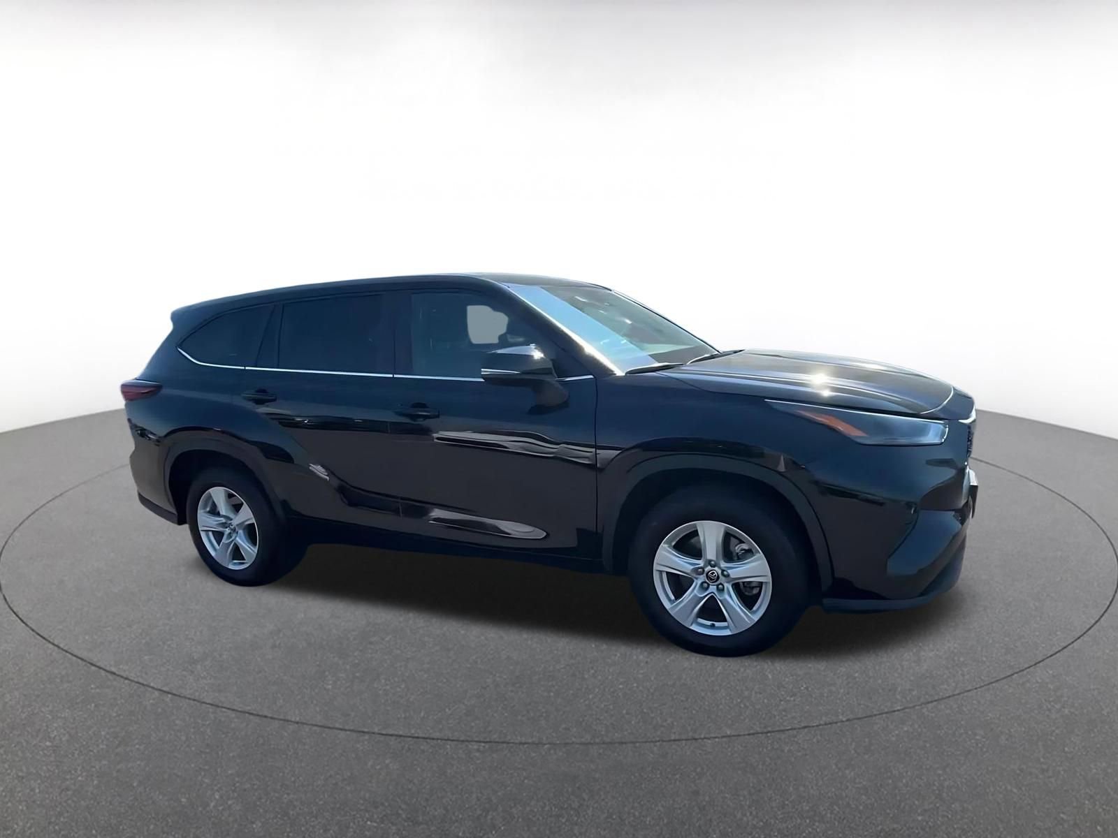 Used 2025 Toyota Highlander LE FWD image 2