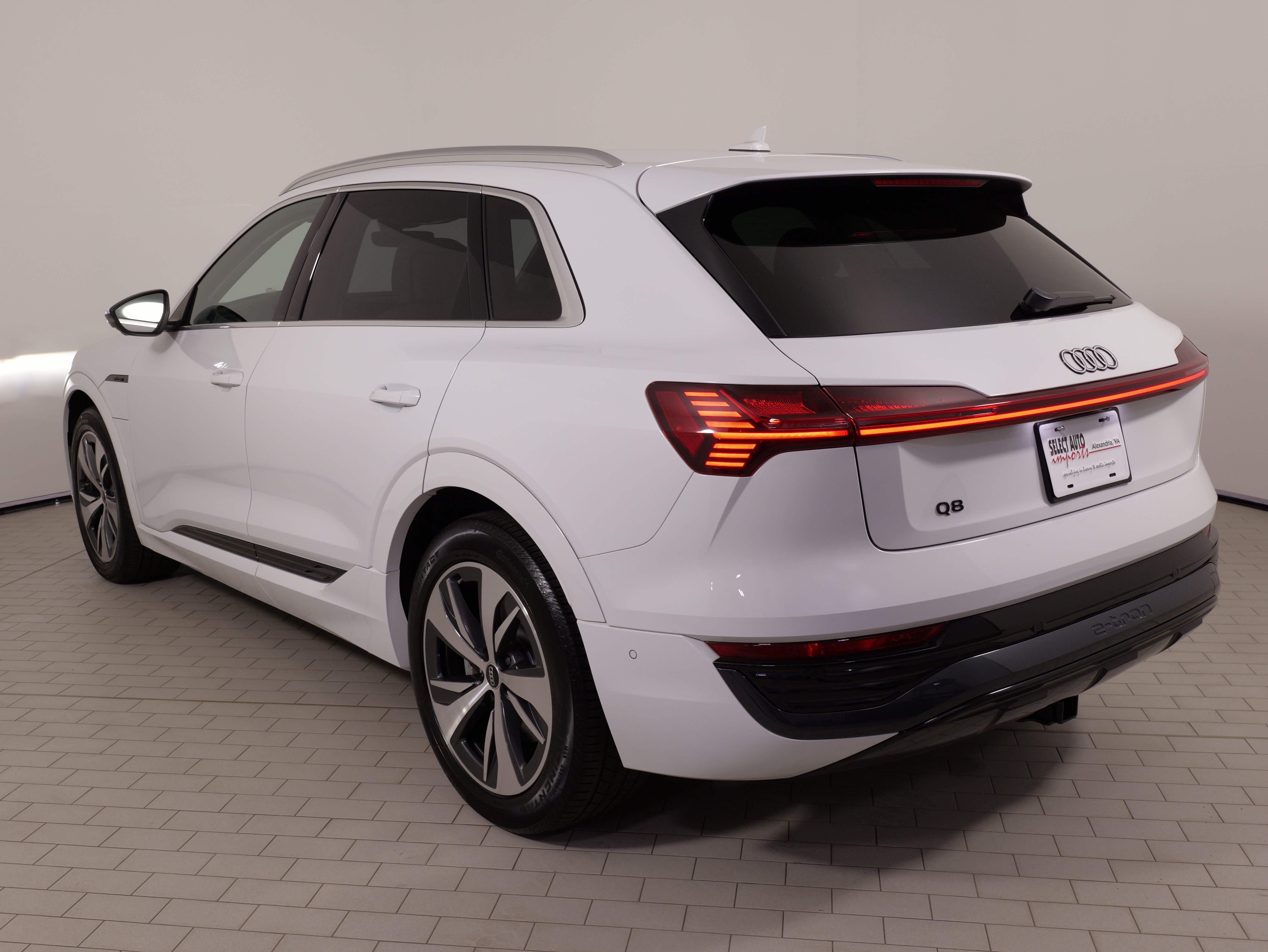 Used 2024 Audi Q8 e-tron Premium Plus w/ Premium Plus Package AWD/4WD image 15