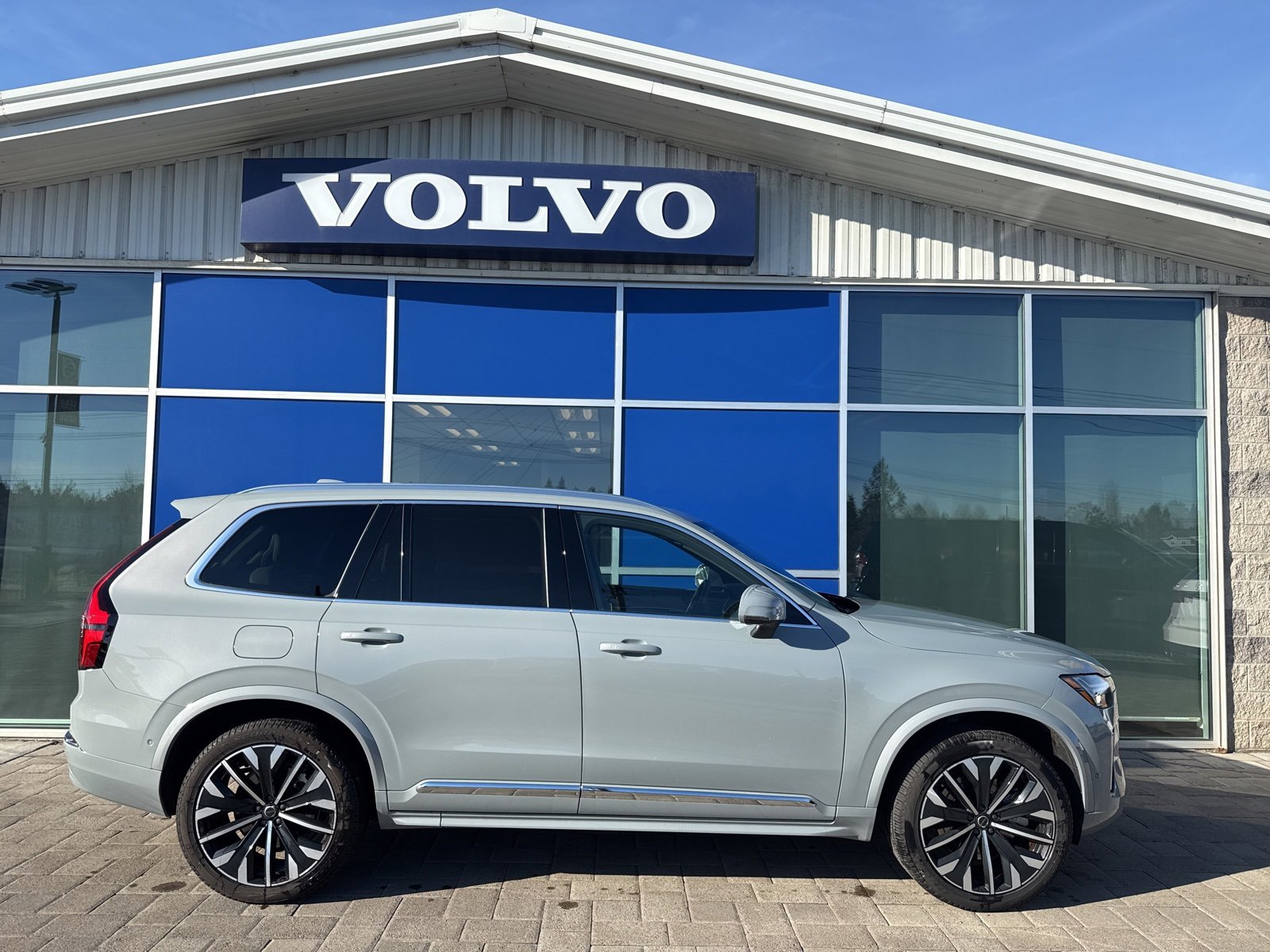 Used 2025 Volvo XC90 T8 Ultra w/ Protection Package Premier image 7