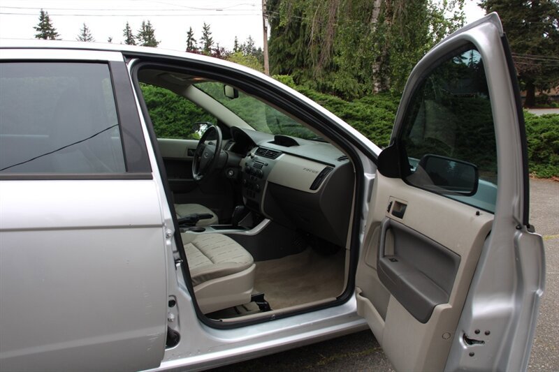 Used 2010 Ford Focus SE FWD image 13