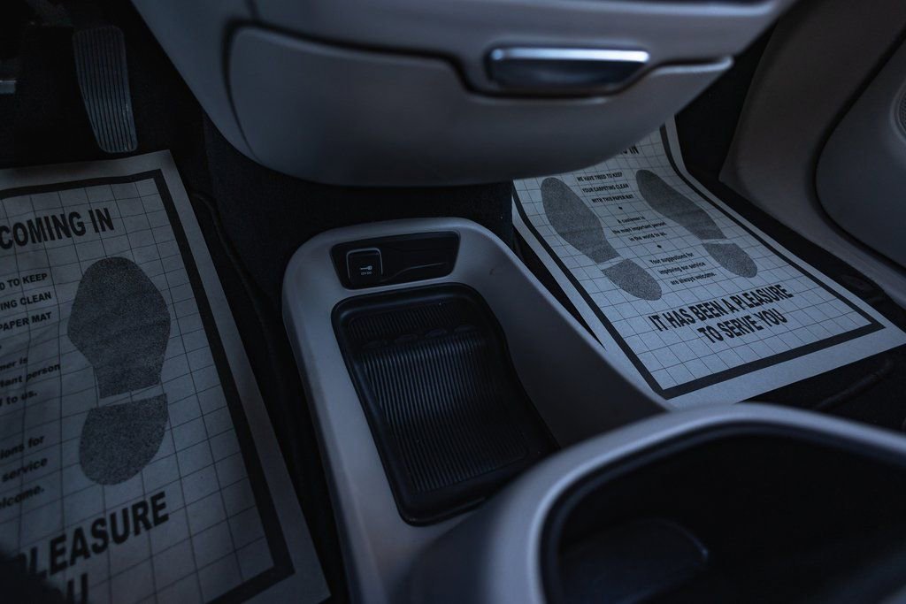 Used 2024 Chrysler Pacifica Select image 16