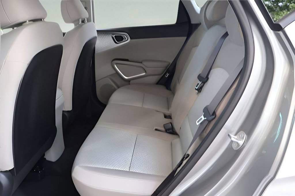 Used 2025 Kia Soul LX w/ LX Technology Package FWD image 15