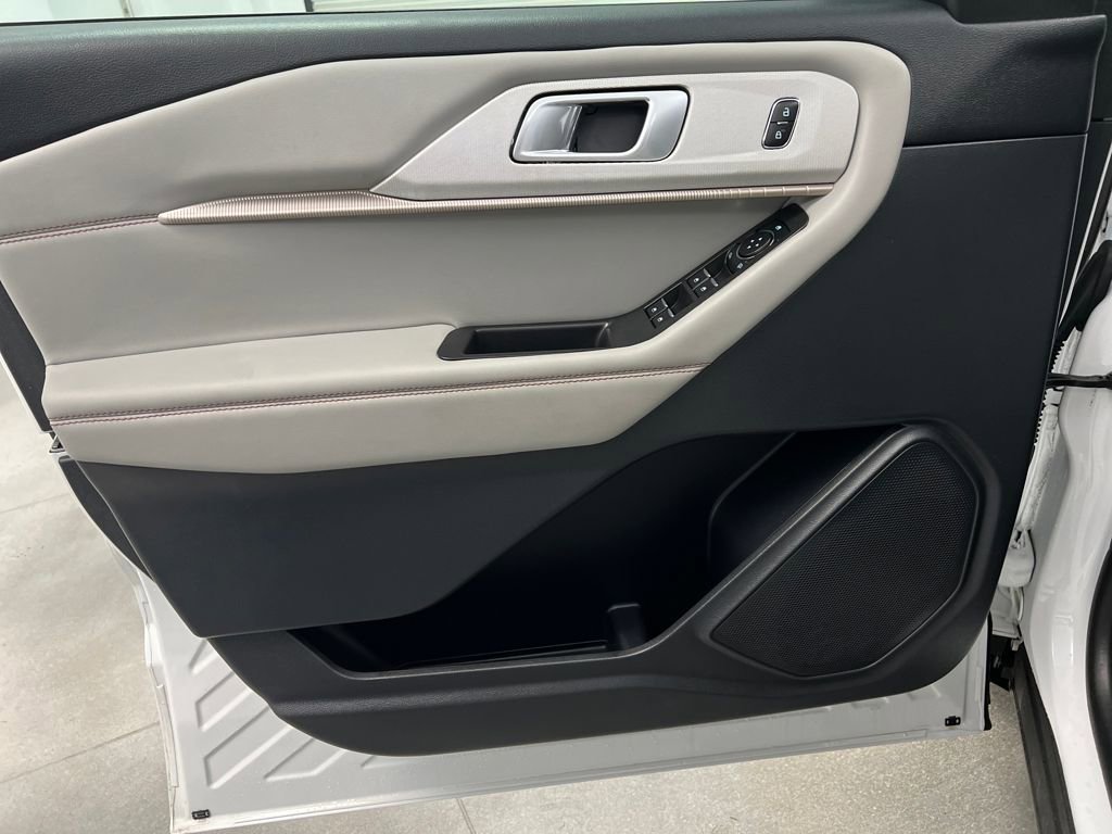 Used 2025 Ford Explorer Active w/ Active Comfort Package image 11