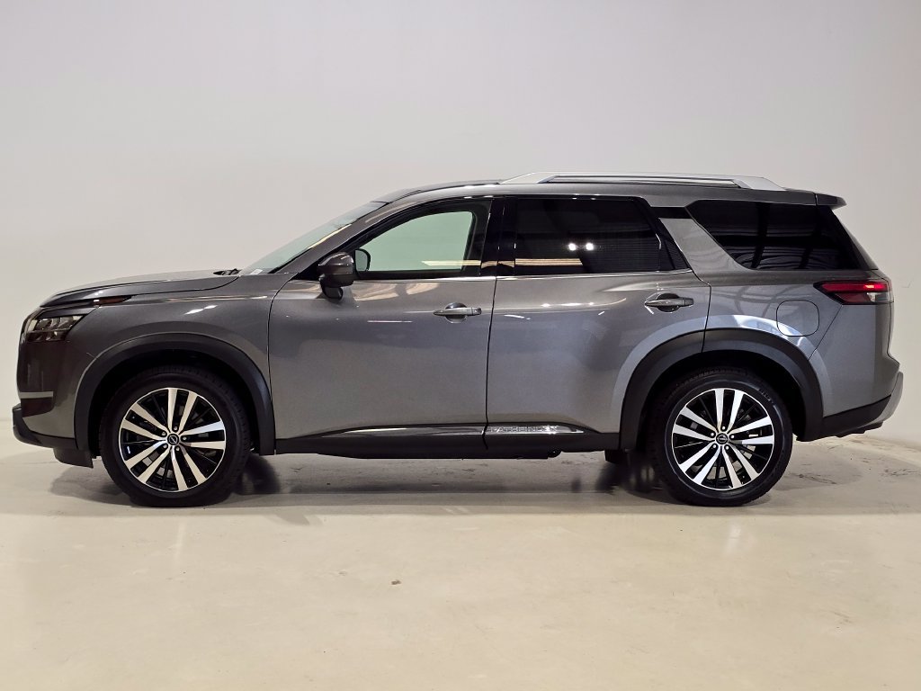 Used 2023 Nissan Pathfinder Platinum AWD/4WD image 3