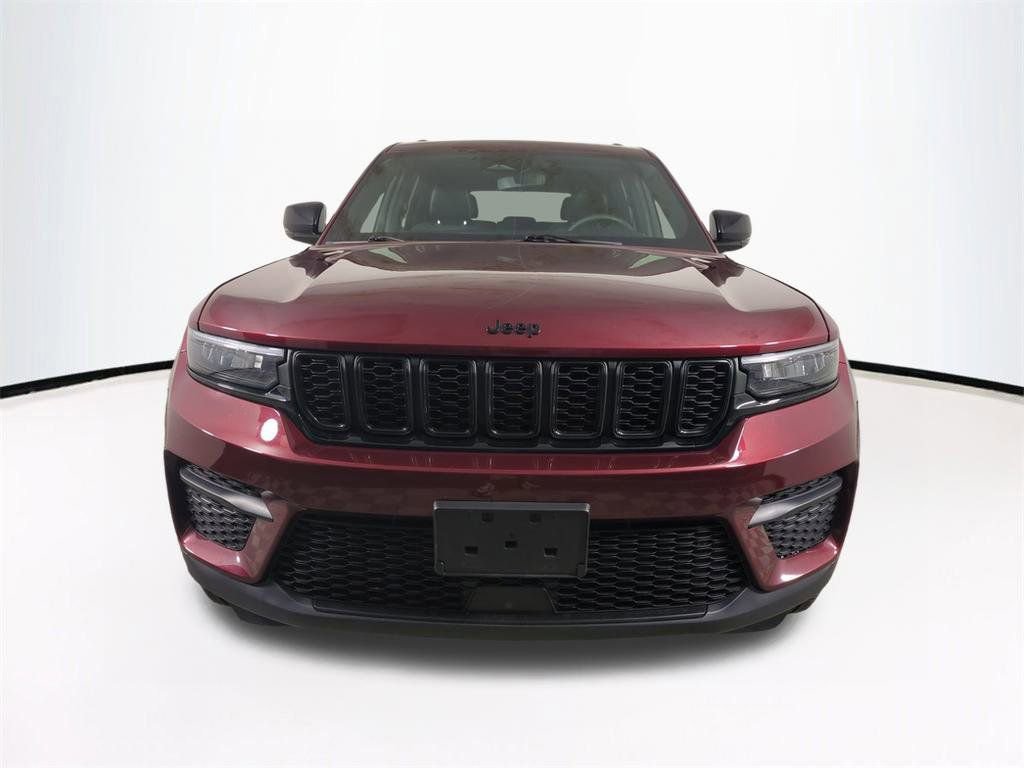 Used 2024 Jeep Grand Cherokee Altitude image 3