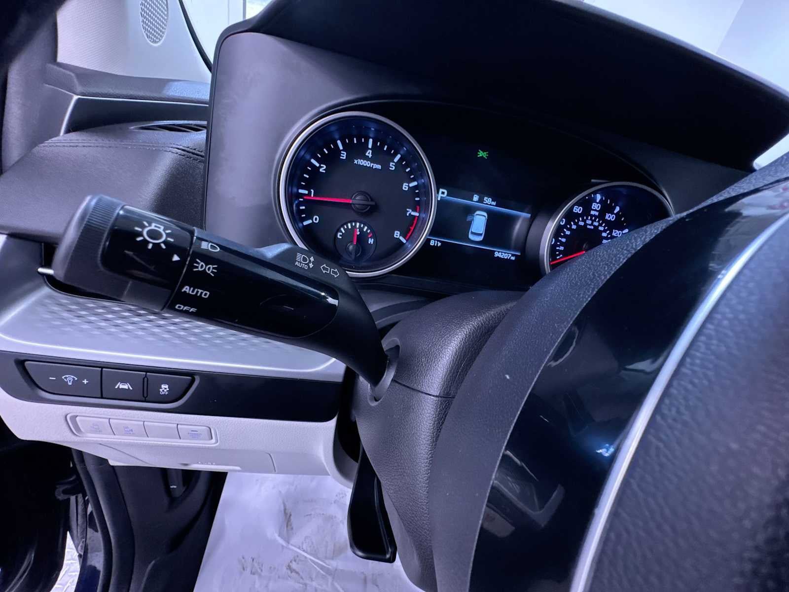 Used 2023 Kia Carnival LX FWD image 18