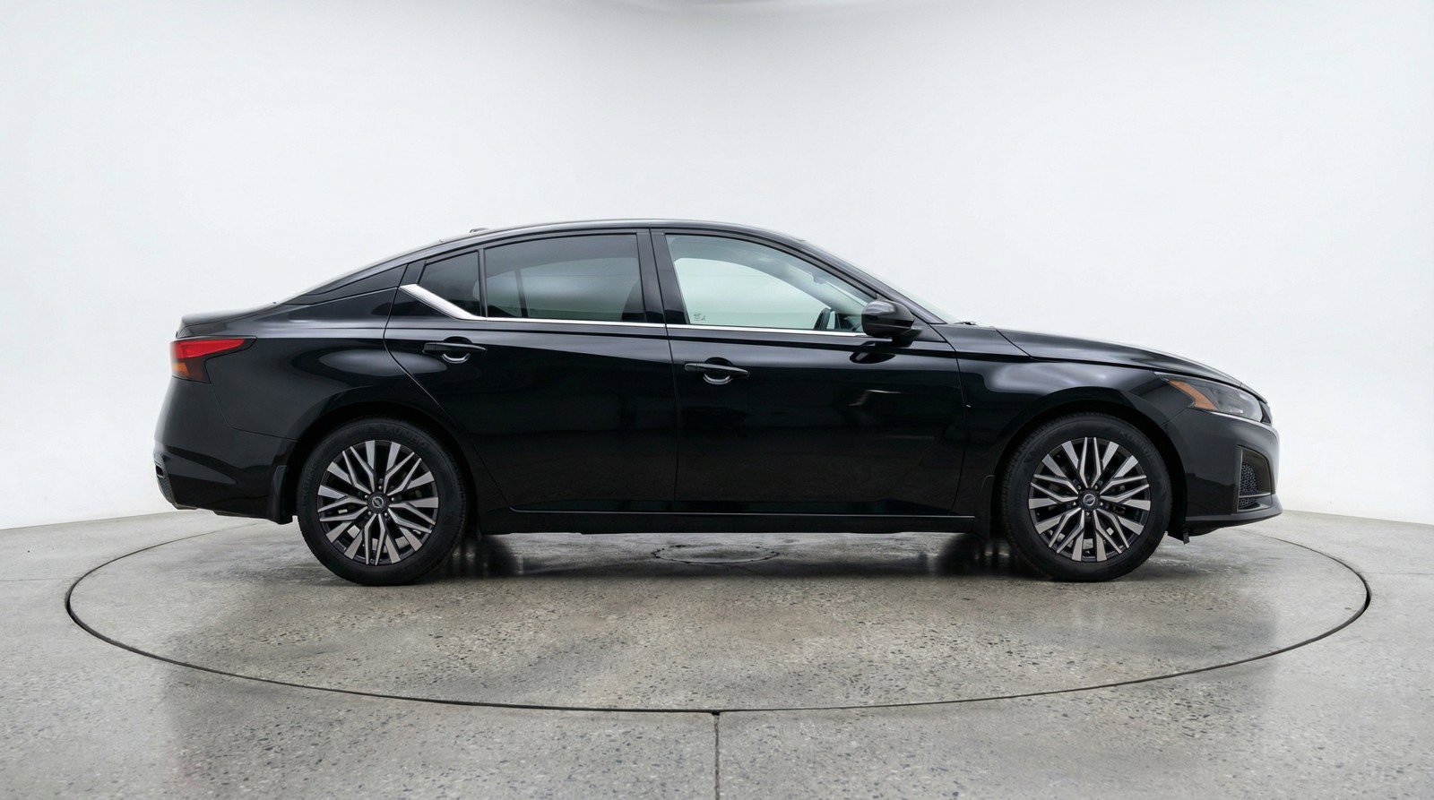Used 2025 Nissan Altima 2.5 SV FWD image 11