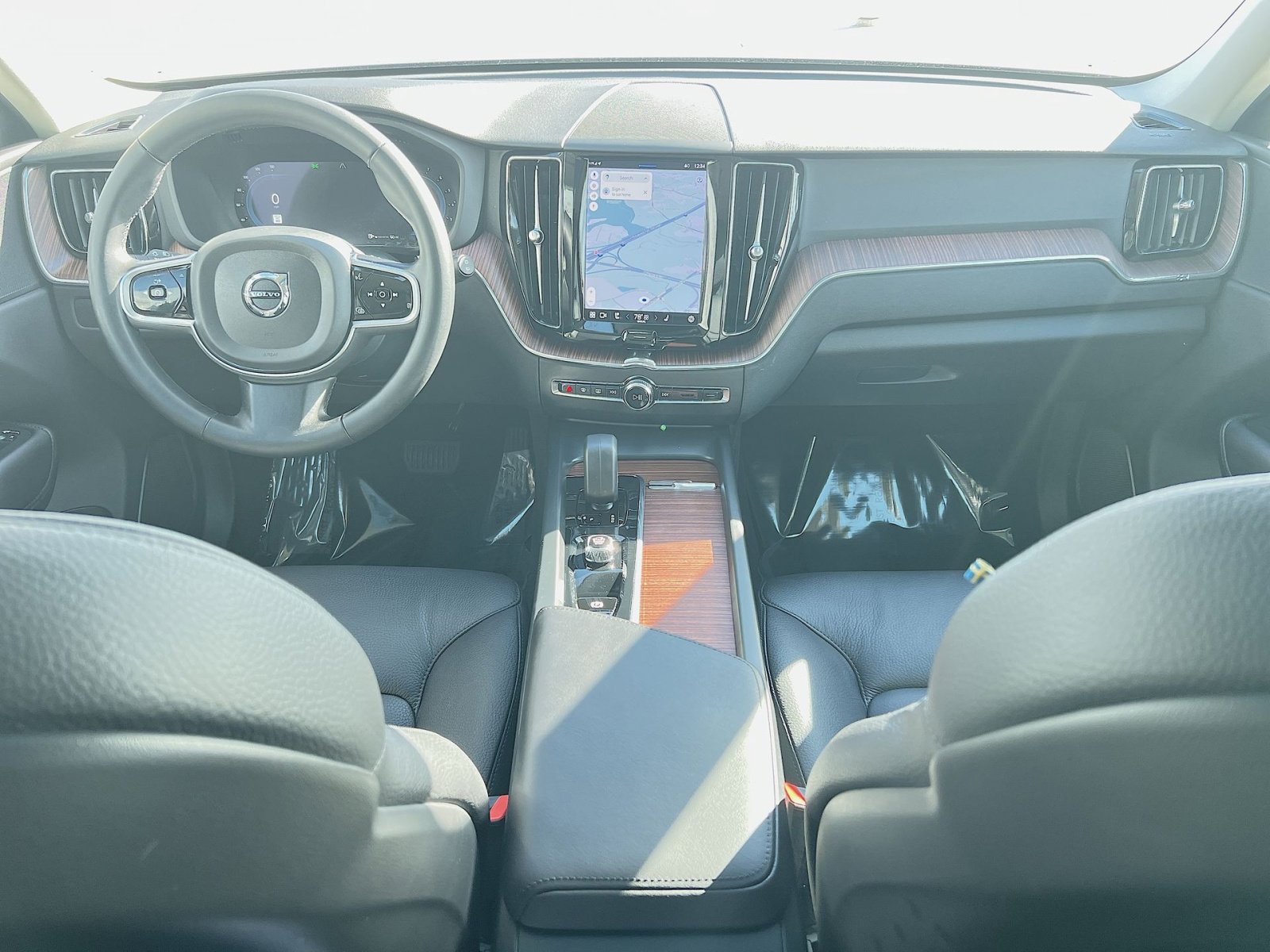 Used 2023 Volvo XC60 B5 Plus w/ Protection Package Premier image 23