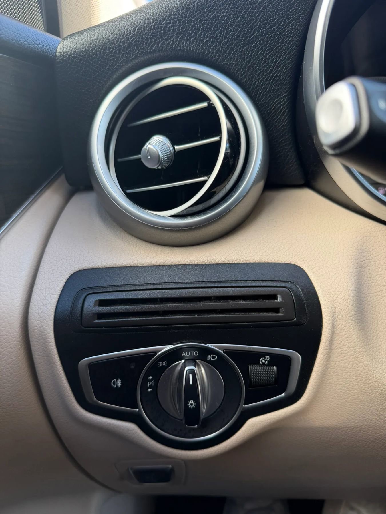 Used 2019 Mercedes-Benz GLC 300 4MATIC w/ Premium Package image 21