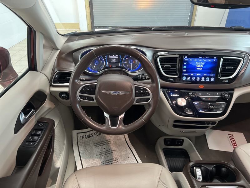 Used 2017 Chrysler Pacifica Touring-L FWD image 31