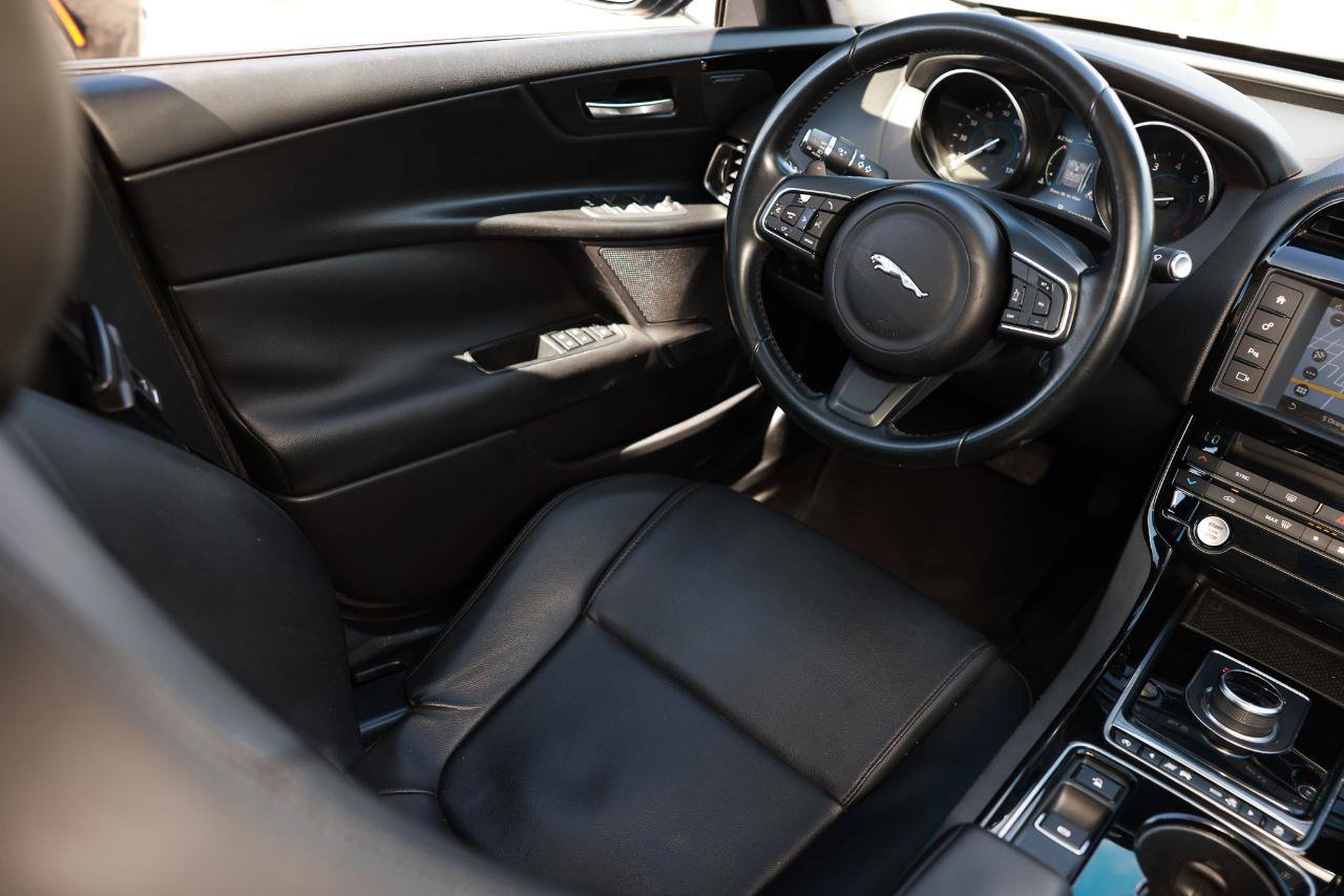Used 2017 Jaguar XE Premium RWD image 22