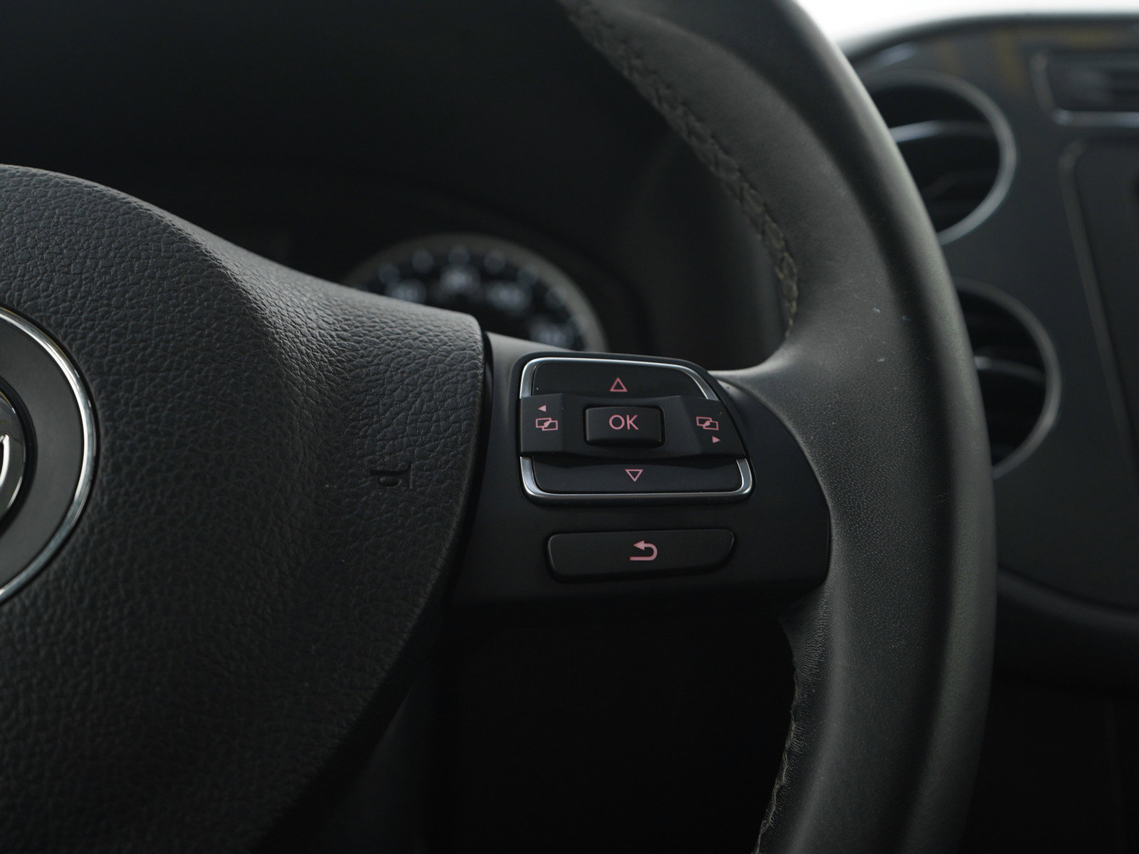 Used 2017 Volkswagen Tiguan S image 24