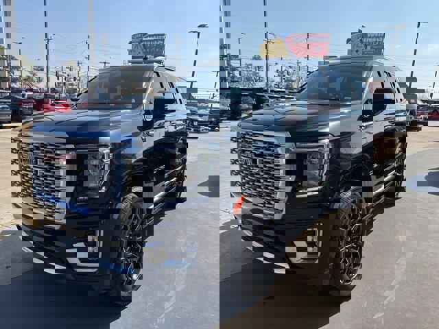 Used 2024 GMC Yukon Denali w/ Advanced Technology Package image 3