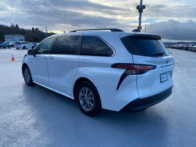 Used 2022 Toyota Sienna XLE image 6