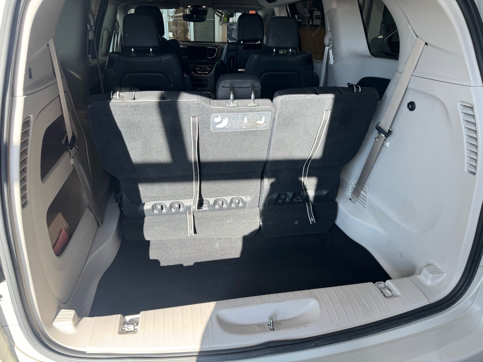 Used 2019 Chrysler Pacifica Touring-L Plus w/ Advanced Safetytec Group FWD image 9