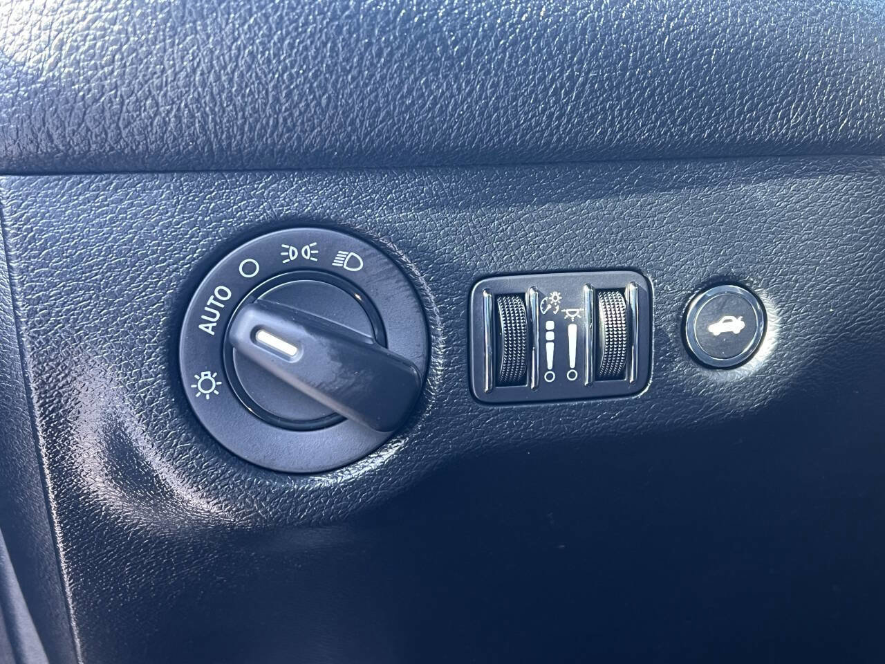 Used 2018 Dodge Challenger SXT image 43