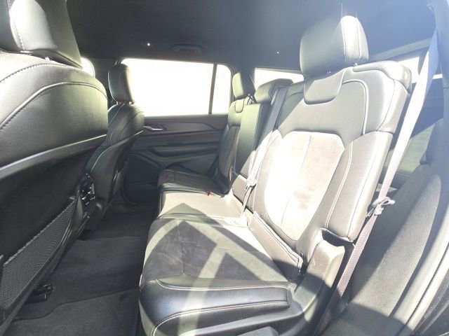 Used 2024 Jeep Grand Cherokee L Laredo image 13