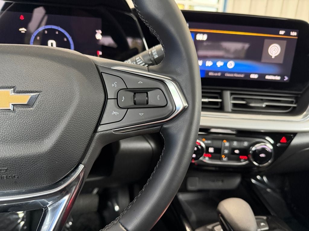 Used 2024 Chevrolet Trax LT w/ Sunroof Package FWD image 16