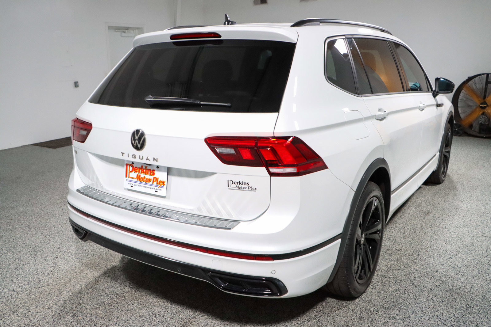 Used 2024 Volkswagen Tiguan SE R-Line FWD image 7