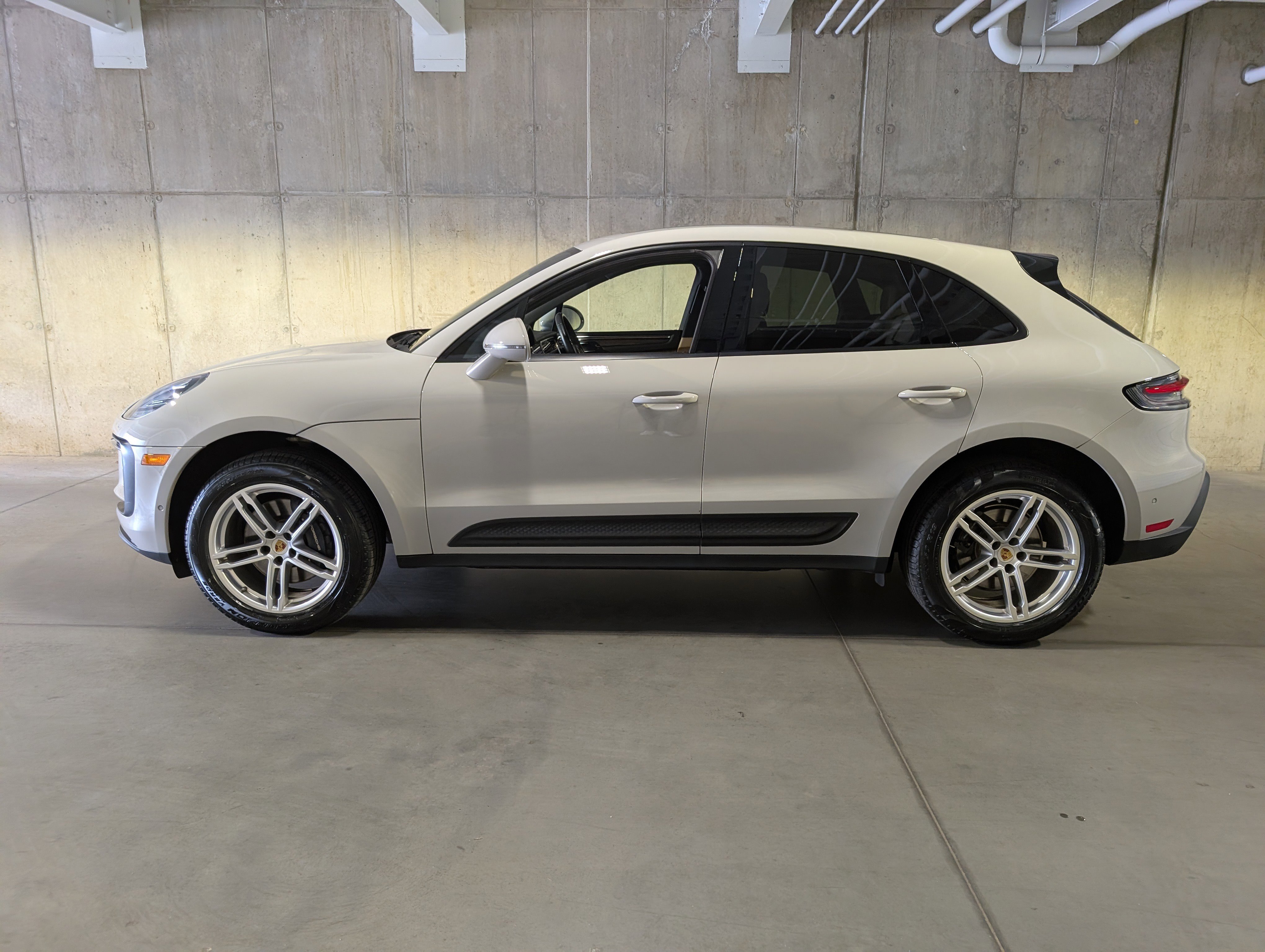 Certified 2022 Porsche Macan image 2