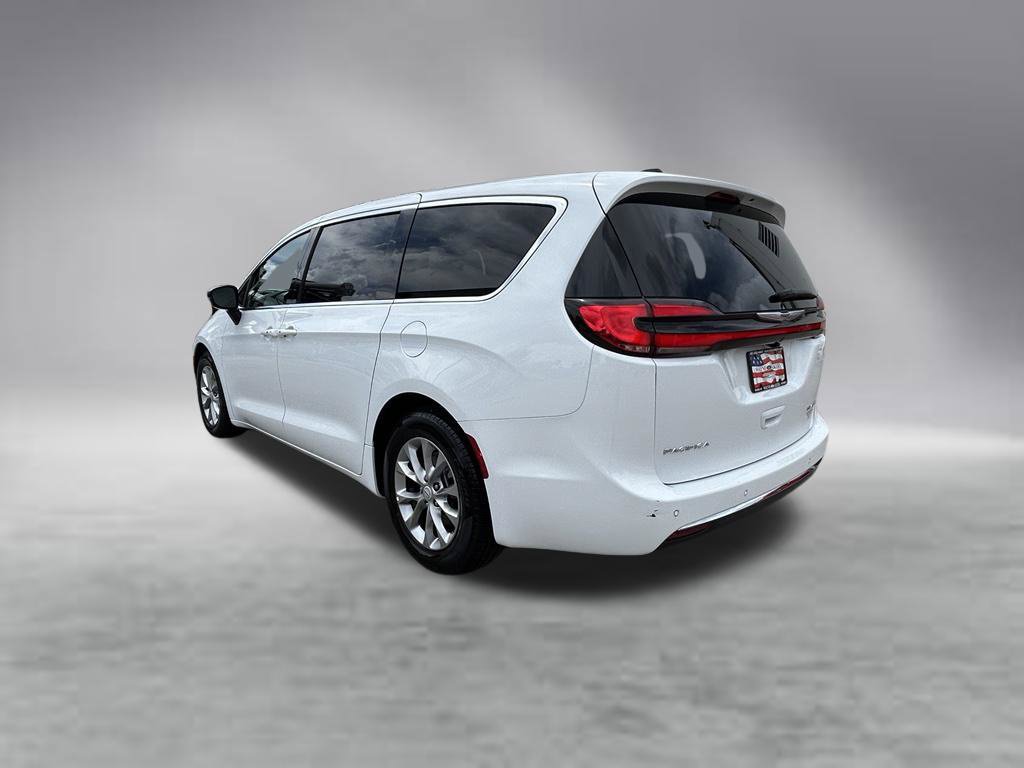 Used 2026 Chrysler Pacifica Limited FWD image 7