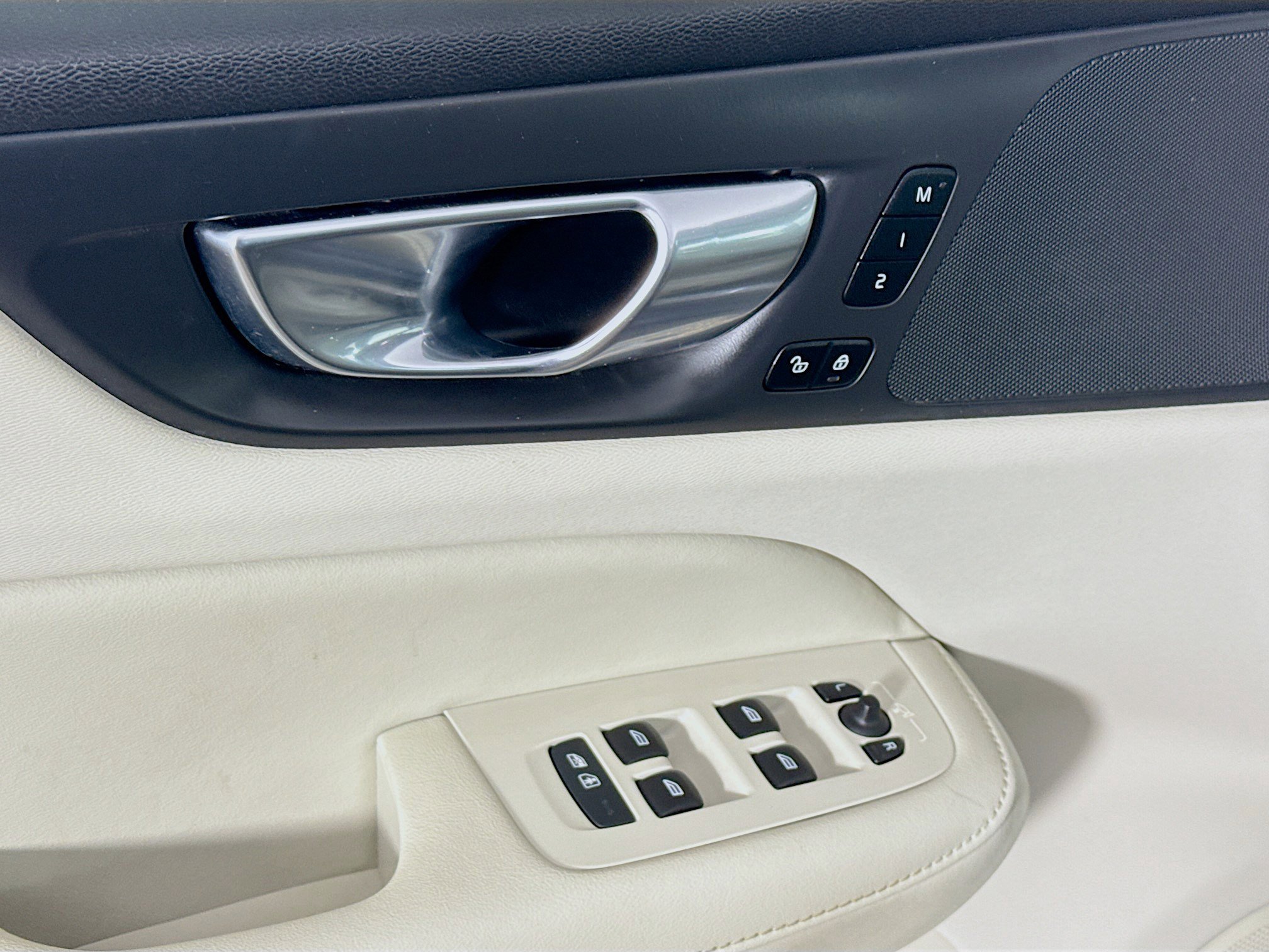 Used 2023 Volvo S60 T8 Plus image 24