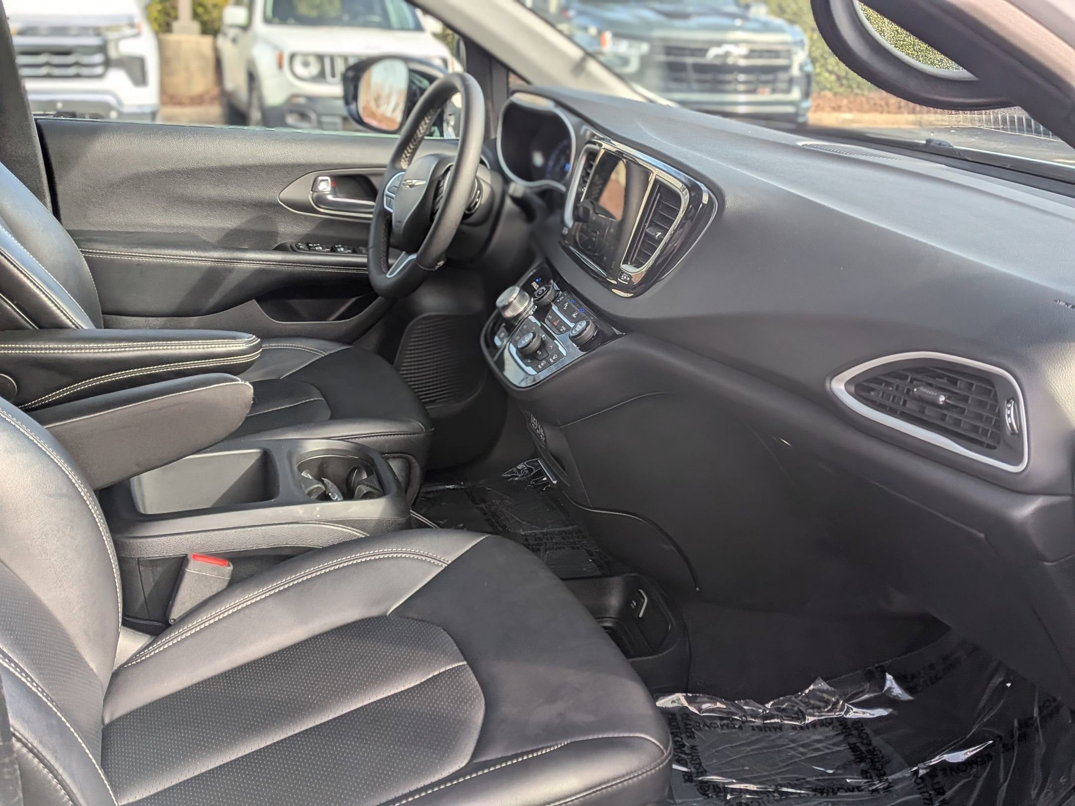 Used 2025 Chrysler Pacifica Select image 22