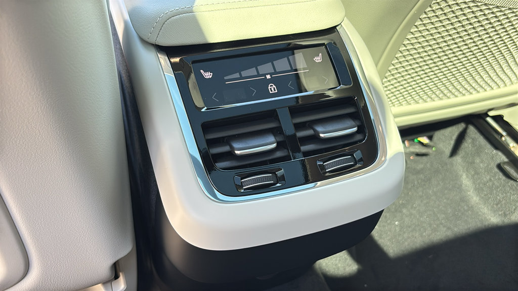 New 2027 Volvo XC60 B5 Ultra AWD/4WD image 9